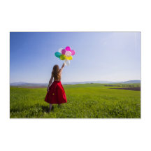 Chica con globos en campo
