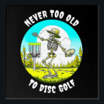 Impresión Acrílica Nunca demasiado viejo para el golf en disco | Arro<br><div class="desc">Vibra retro azul y verde con esqueleto en un disco de sombrero solar jugando al golf en el bosque con la frase "Nunca es demasiado viejo para jugar al golf".</div>
