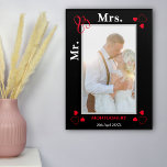 Impresión Acrílica Sr. y la Sra. Boda Foto Fecha Negro y Rojo<br><div class="desc">Hermosa imagen acrílica de memoria conmemorando su día o aniversario de boda especial. Simplemente reemplace la foto de muestra con su propio favorito de orientación vertical y de alta resolución. Nombre con fecha en la parte inferior. Puede cambiar el color de este texto, fondo y corazones si es necesario para...</div>