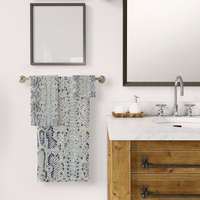 Impresión de animales de piel de serpiente gris y  (Grey and Blue Snake Skin Print Bath Towel Set by Looly Elzayat)
