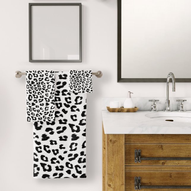 Impresión de leopardo en blanco y negro (Leopard Print Black and White Bath Towel Set by Looly Elzayat
)