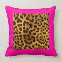 Impresión de leopardo y almohada rosa caliente en 