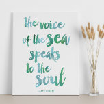Impresión de lienzo de comillas de color acuático<br><div class="desc">"La voz del mar habla al alma". Presenta la cita de "El despertar" de Kate Chopin en un tipo de letra de pincelada y tonos de acuarela de lazo de ensueño. Perfecto para los amantes de la playa,  de las casas de playa o de la inspiración del océano.</div>