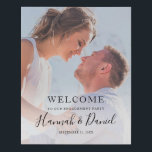 Impresión de lienzo falso de signo de bienvenida d<br><div class="desc">Este simple cartel de bienvenida de la fiesta de compromiso boda de moda incluye tu foto favorita y texto negro,  incluyendo tus primeros nombres en un guión animado y caprichoso. Puede cambiar el tipo de letra y la redacción para que se adapten a su estilo.</div>
