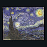 Impresión de Noche Estrellada<br><div class="desc">Vincent van Gogh pintó La Noche Estrellada mientras estaba en el asilo de Saint-Rémy en 1889. La habitación de Vincent en el asilo de Saint-Rémy daba al cielo oriental. Pintó La Noche Estrellada como una vista panorámica que se extendía hacia una distancia casi infinita bajo un cielo tumultuoso en llamas...</div>