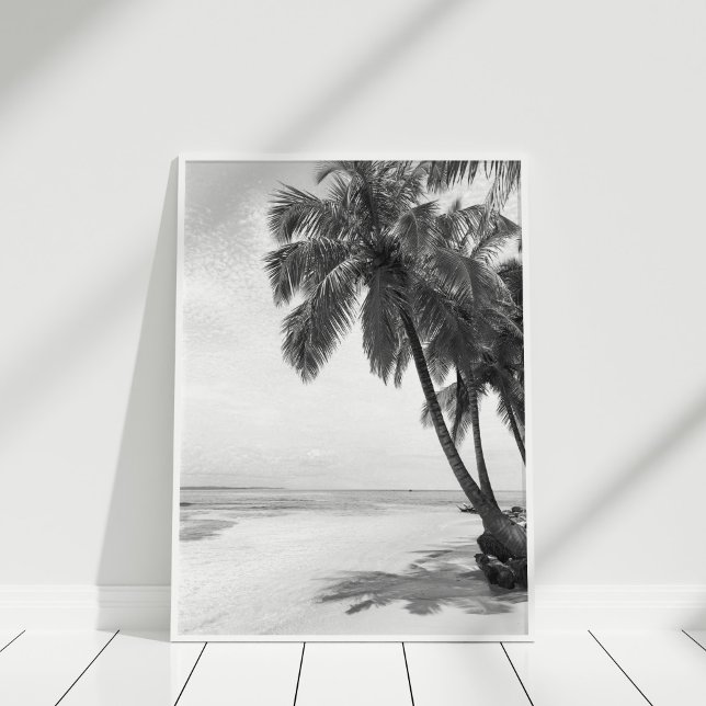 Impresión de palma y playa (Palm and Beach Print in white frame on white wooden floor.)