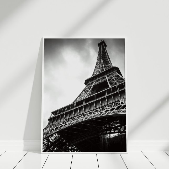 Impresión de Poster de la Torre Eiffel (Black and White Eiffel Tower Poster Print in white frame.)