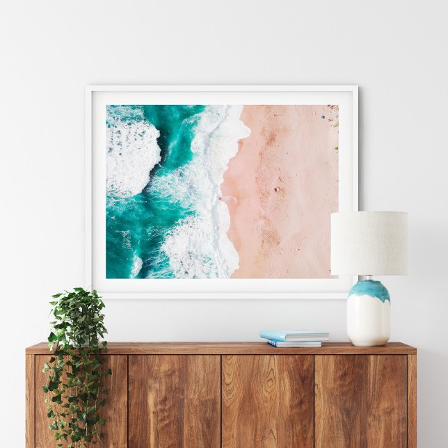 Impresión de Poster de playa aérea (Aerial Beach Poster Print in a white frame above a wooden small furniture.)