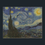 Impresión En Madera Noche estrellada de Vincent Van Gogh<br><div class="desc">Noche estrellada de Vincent Van Gogh, óleo sobre lienzo de 1889, es un cuadro paisajístico de un gran torbellino de estrellas brillantes sobre un paisaje de pueblo lejano y colinas onduladas, con un solo ciprés subiendo en primer plano como una llama verde oscura. Van Gogh pintó su obra maestra estrellada...</div>