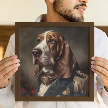 Basset Hound vestido con traje de napoleón