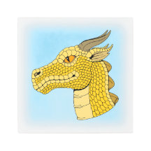 Cabeza de dragón dorado en perfil