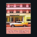 Impresión En Metal Distrito Art Deco, Miami, Florida<br><div class="desc">🔴 Oldtimer frente al Avalon en el barrio Art Deco de Miami Beach. Más elementos con este diseño aquí: 👉 www.zazzle.com/aura2000/avalon</div>