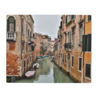 Edificios a lo largo de canales de Venecia