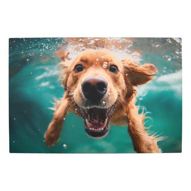Impresión En Metal Feliz Golden Retriever Nadando bajo el agua (Anverso)