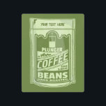 Impresión En Metal Ilustracion de empaque de alimentos de café pop de<br><div class="desc">Un ilustracion de arte pop con bolsitas verdes llenas de café con émbolo. Diseño para los amantes del café. Es parte de mi colección de comida de arte pop. El paquete de café es verde y tiene texto de personalizable.</div>