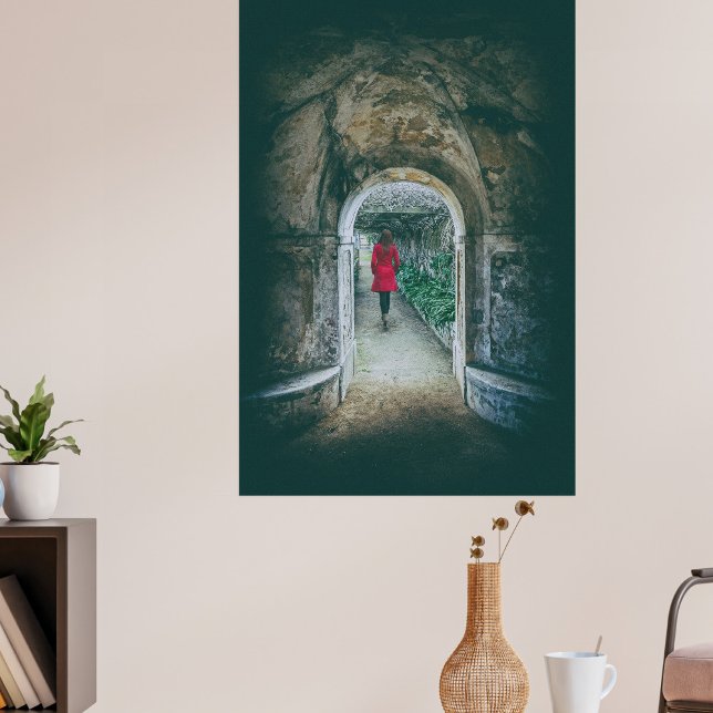 Impresión En Metal Joven caminando sola por un camino de tierra. (Subido por el creador)