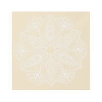 Mandala blanca exótica con fondo beige