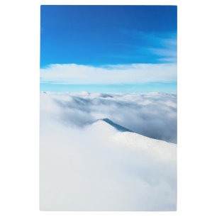 Impresión En Metal Montaña de invierno nevada envuelta en nubes