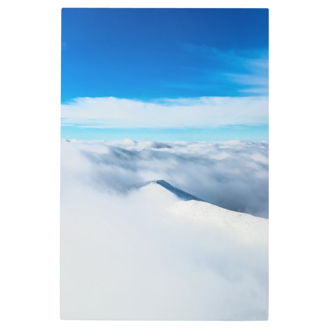 Impresión En Metal Montaña de invierno nevada envuelta en nubes (Anverso)