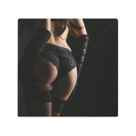 Impresión En Metal Mujer posando por detrás en lencería lacada negra.
