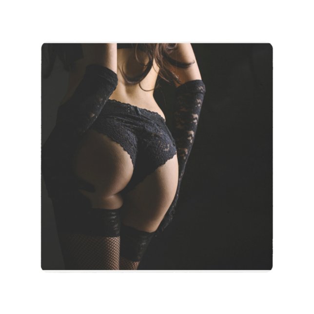 Impresión En Metal Mujer posando por detrás en lencería lacada negra. (Anverso)