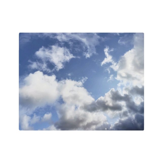 Impresión En Metal Nubes esponjosas y mugrientas en un cielo azul de  (Anverso)
