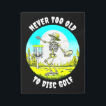 Impresión En Metal Nunca demasiado viejo para el golf en disco | Arro<br><div class="desc">Vibra retro azul y verde con esqueleto en un disco de sombrero solar jugando al golf en el bosque con la frase "Nunca es demasiado viejo para jugar al golf".</div>