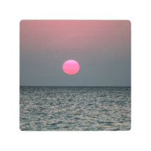 puesta de sol de playa de color rosa y gris