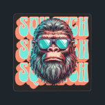 Impresión En Metal Vintage Squatch Retro Style Cómic Pop Art<br><div class="desc">Retro Bigfoot en gafas de sol texto de estilo vintage en historietas naranjas y verde azuladas estilo arte pop.</div>