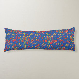 Impresión floral retro de moda sobre almohada azul