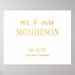 Impresión Metalizada Corazones Sr. y Sra. Apellido Boda Fecha<br><div class="desc">Impresión romántica boda con mr y mrs conectados con corazones interbloqueados,  tu apellido compartido en letras altas elegantes,  tu fecha boda y ubicación boda,  todo en Relieve metalizado dorado sobre un fondo blanco.</div>