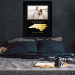 Impresión Metalizada Donde comenzó nuestro viaje Carolina del Norte con<br><div class="desc">"Dónde comenzó nuestro viaje" diseño de foto de la pareja de bodas con el corazón movible en la ubicación de su boda u otra ocasión memorable. Para mover la ubicación del corazón, haga clic en "Personalizar" y, a continuación, en "Personalizar" y arrastre el corazón hasta la ubicación que elija. Otros...</div>