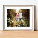 Impresión Metalizada Elegante minimo Personalizado de escritura familia<br><div class="desc">Hermosa foto de Relieve metalizado dorado de la familia con Relieve metalizado de foto. El diseño presenta un elegante guión "Familiar" sobrepuesto en Relieve metalizado dorado. Personaliza con una foto familiar y un personalizar con una firma familiar. *Nota: el marco no está incluido,  sólo incluye la impresión*</div>