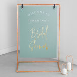 Impresión Metalizada Moderna Sage Green Script Bienvenido a la ducha de<br><div class="desc">Guión de caligrafía verde sabio moderno bienvenida a la ducha de novia real Poster de impresiones de Relieve metalizado dorado. Personalizar con tu nombre de elección,  ponlo en un marco o en un cartón para colgar en un marco metalizado o ponerlo en un caballete.</div>
