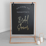 Impresión Metalizada Moderno guión negro bienvenida ducha de novia dora<br><div class="desc">Guión moderno de caligrafía negra Bienvenida Bridal Shower Real Relieve metalizado dorado Impresiones Poster. Personalizar con tu nombre de elección, ponlo en un marco o en un cartón para colgar en un marco metalizado o ponerlo en un caballete. El color de fondo se puede cambiar en la herramienta de diseño...</div>