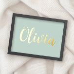 Impresión Metalizada Nombre dorado o plateado guión elegante mar pálido<br><div class="desc">Poster con su nombre personalizado en Relieve metalizado dorado o plateado sobre un fondo color verde pálido o personalizado.</div>