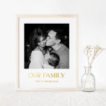 Impresión Metalizada Nuestra familia | Foto y texto moderno en oro<br><div class="desc">Este moderno y elegante poster presenta su foto personal favorita,  además de las palabras "nuestra familia" en una tipografía única y elegante de Relieve metalizado dorado. También hay un lugar para añadir tu apellido en oro.</div>