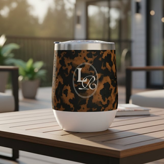 Impresión moderna de monograma de caparazón de tor (Add a touch of chic charm to your phone with this Elegant Typography Monogram Tortoise Wine Tumbler!)