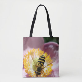 Impresionante foto de una abeja en una bolsa de to