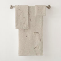 Impresiones descalzos en arena de playa