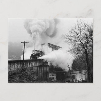 Impulso al vapor cruzando una postal puente