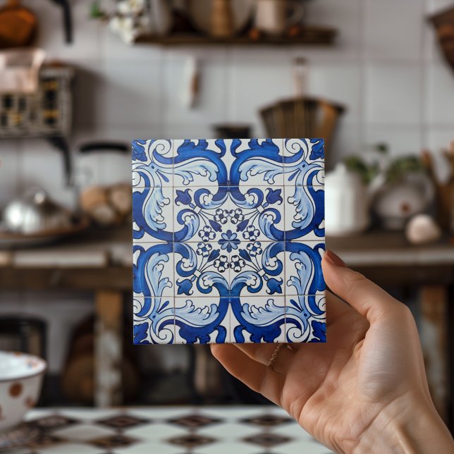 Indigo azul portugués Lisboa Azulejo Decorativo (Indigo Blue Portuguese Lisbon Azulejo Decorative Ceramic Tile Presented By A Woman's Hand)