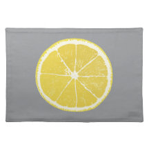 Rebanada de limón minimalista sobre mantel gris