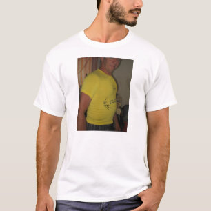 individuo en pequeña camisa