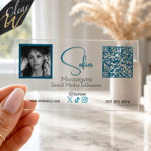 Influencer de redes sociales con código QR de foto