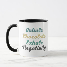 Inhalar tazas y tazas de chocolate exhalado