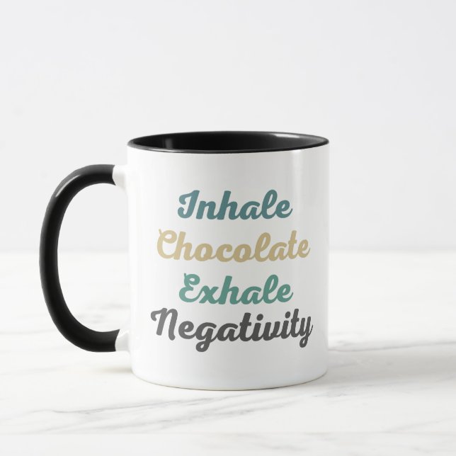 Inhalar tazas y tazas de chocolate exhalado (Izquierda)