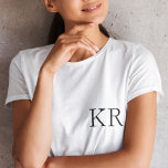 Iniciales para el monograma | Camiseta moderna de<br><div class="desc">Simple y elegante personalizado monograma inicial camiseta de mujer con tipografía minimalista moderna en negro. ¡Un regalo perfecto para personalizados o un accesorio de moda con un toque personal!</div>