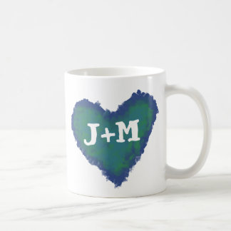 Iniciales personalizadas en una taza del corazón