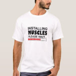 Instalación de músculos Por Favor Espere Camiseta<br><div class="desc">Esta divertida camiseta es apropiada para los deportistas,  los que levantan peso,  los que construyen el cuerpo y los fanáticos del fitness.</div>
